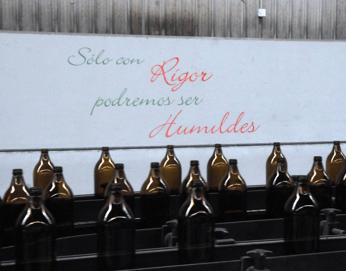 La empresa de vidrios Barbosa&Almeida asentada en Extremadura, más concretamente en Villafranca de los Barros, desea seguir creciendo. La fábrica que trabaja 24 horas al día, los 365 días al año, produce 3 millones de botellas al día