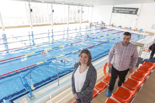 La directora general de Deportes visitó ayer la piscina tras las reformas efectuadas. :: jorge rey