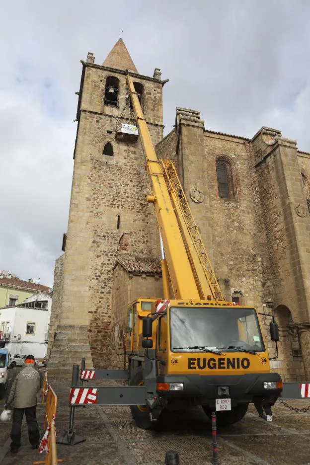 Los trabajos comenzaron el pasado jueves en el exterior de la iglesia de Santiago. :: armando méndez 