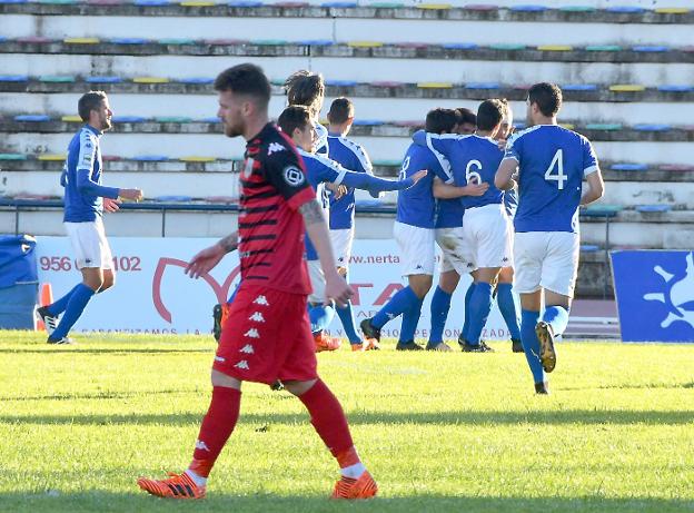 Celebración del gol del San Fernando en el choque de ayer del Mérida. :: cata zambrano