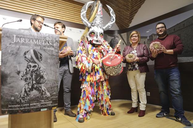 Presentación ayer de la fiesta de Jarramplas en la Diputación cacereña. :: armando méndez