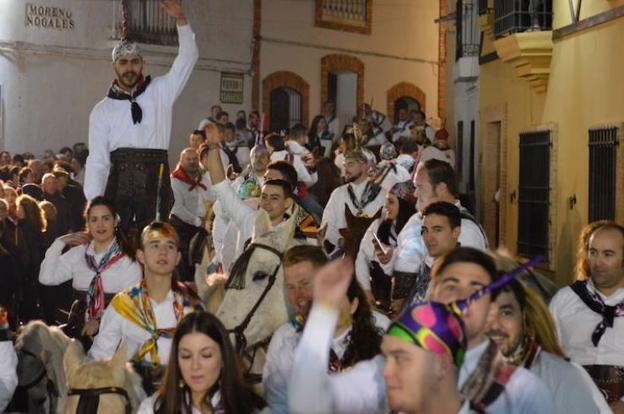 Jinetes en la plaza, lanzando anoche vivas a San Antón. :: Fran Horrillo