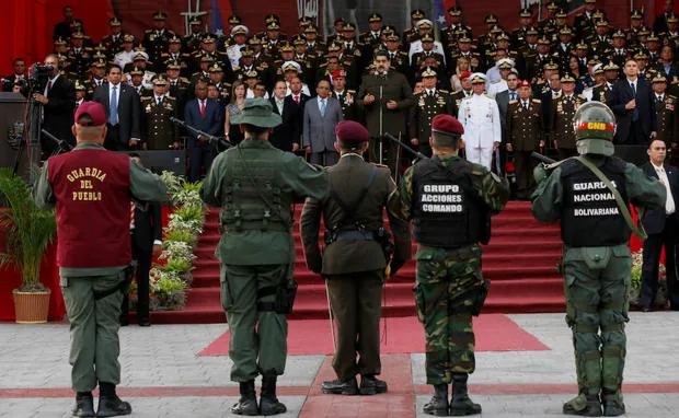 Maduro observa un desfile militar. 