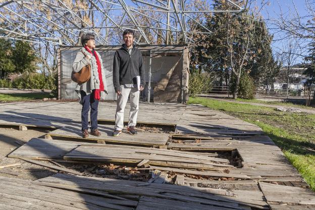 Carmen Suárez y Pedro Moreno en lo que queda de Hortolab. :: J. Rey