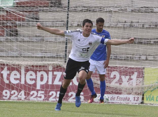 Paco Aguza celebra un gol. :: HOY
