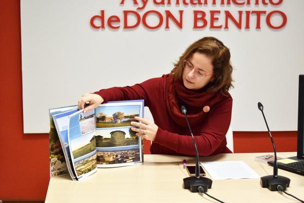 Valadés muestra las páginas del libro Tourist Extremadura. :: e. d.