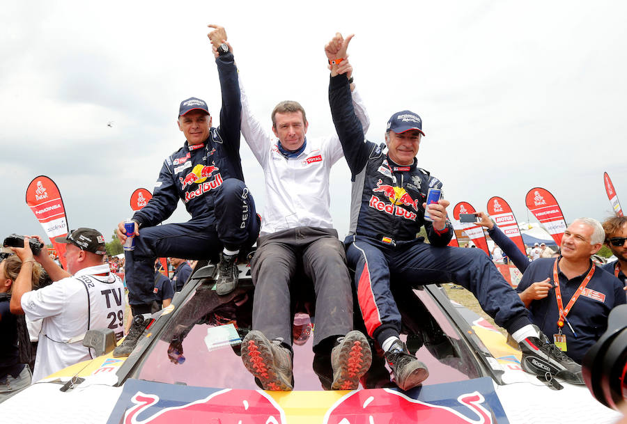 Carlos Sainz y Lucas Cruz celebran el título del Rally Dakar.