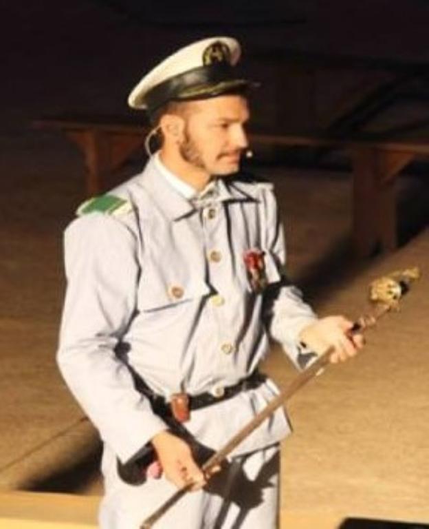 Un actor con el sable en la representación de la obra '55.33. Héroes sin gloria. :: hoy