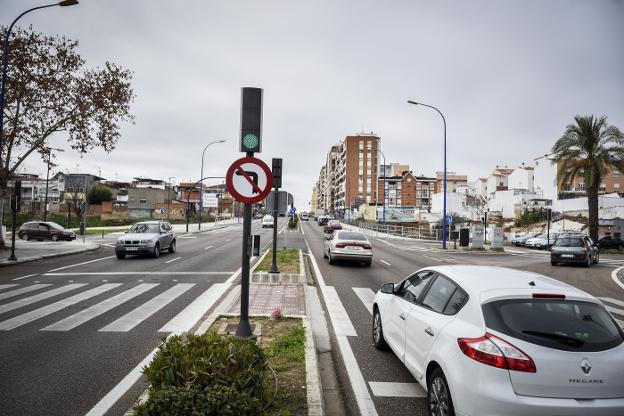 El nuevo cruce permite cruzar entre Pardaleras y Antonio Domínguez, pero no cambiar de sentido. :: josé vicente arnelas