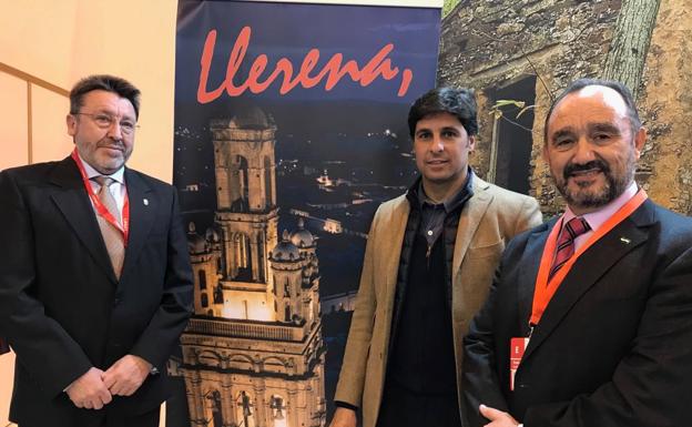 Fran Rivera y el alcalde de Llerena, Valentín Cortés (derecha), en Fitur.