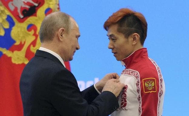 Vladimir Putin y Viktor Ahn, en los Juegos de Sochi 2014. 