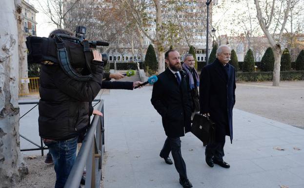 García Lobato, con barba, hace caso omiso a los micrófonos a su llegada este martes a la Audiencia.