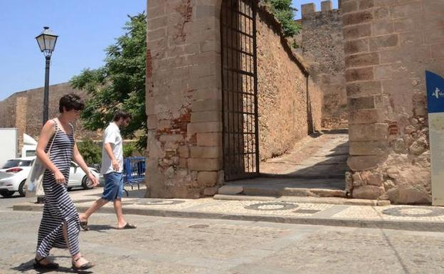 La restauración de la barbacana de la Alcazaba y la puerta del Capitel da un nuevo paso