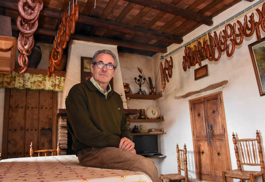 Antonio Carrizosa compró casas en esta aldea diminuta próxima a Granja de Torrehermosa y las rehabilita