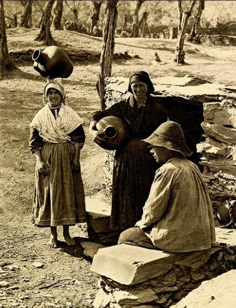 12-Fotografía de Kurt Hielscher de hurdanos en una fuente. (BVE)