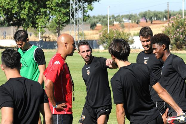 Mustafá (derecha), en un entrenamiento con Nafti a principio de temporada. :: hoy