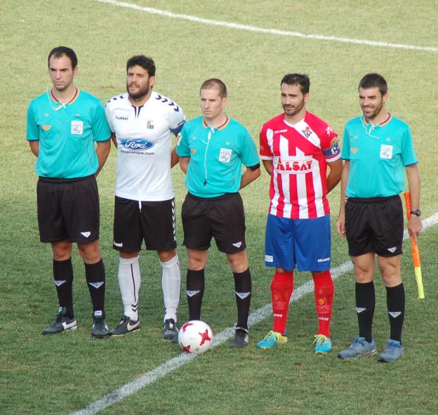 Luismi y Gonzalo, capitanes en el partido de la primera vuelta. :: JCR