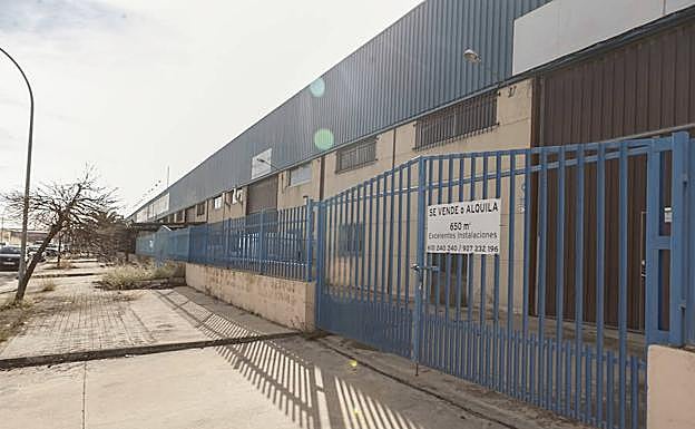 En el polígono proliferan los carteles de 'se vende o se alquila'.