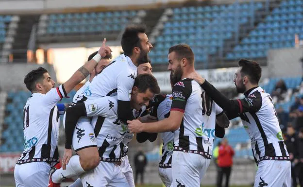 Los jugadores del Badajoz celebran el segundo gol del partido obra de Eloy Jiménez