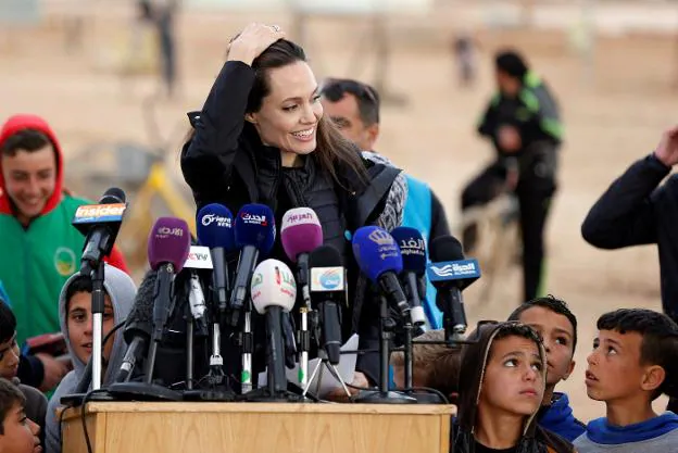 Jolie sonríe a los niños en el campamento de refugiados. :: reuters