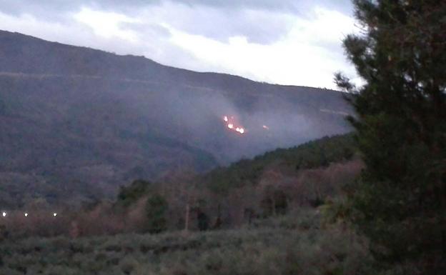Un incendio, ya extinguido, afecta al paraje ‘Almenara’ de Gata 