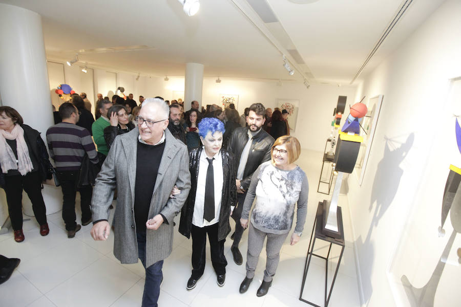 La muestra de escultura y pintura puede verse en la sala El Brocense 