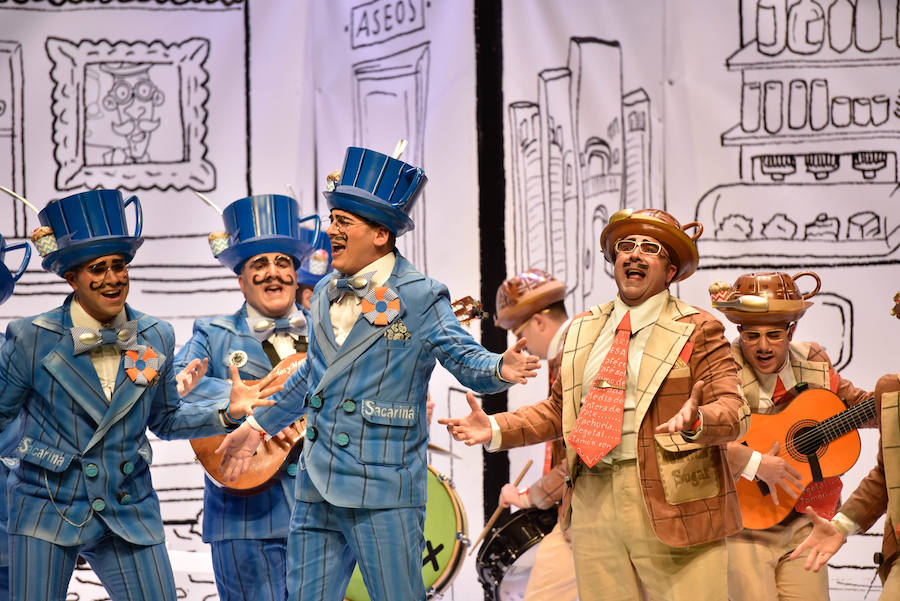 Espantaperros presenta este año uno de los tipos más arriesgados de los últimos años. Representan los dos tipos de murgas que hay en Badajoz, las llamadas divertidas y las más serias