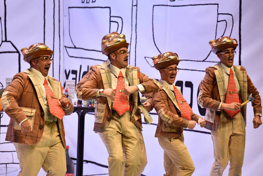 Espantaperros presenta este año uno de los tipos más arriesgados de los últimos años. Representan los dos tipos de murgas que hay en Badajoz, las llamadas divertidas y las más serias