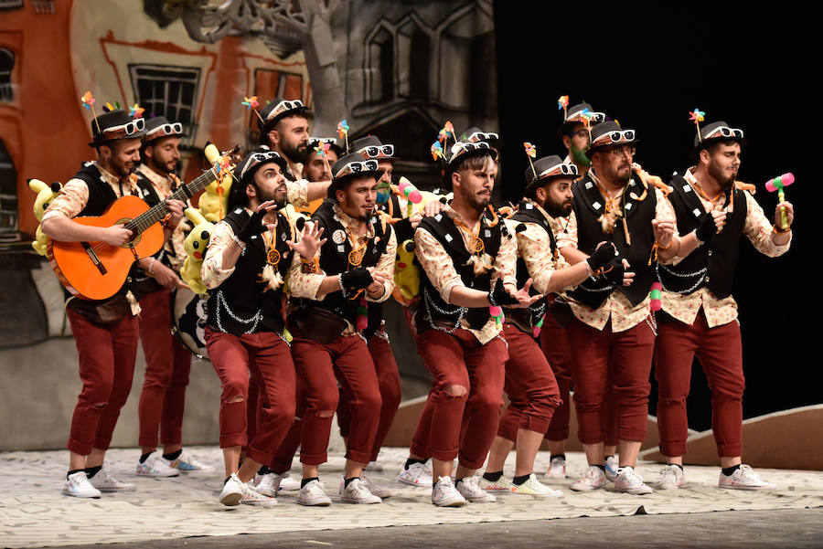 Los Chalaos han escogido un tipo muy arriesgado que no se entiende fácil ni engancha. Son locos que viven en el Casco Antiguo, al estilo de algunos personajes indigentes que hay en la ciudad
