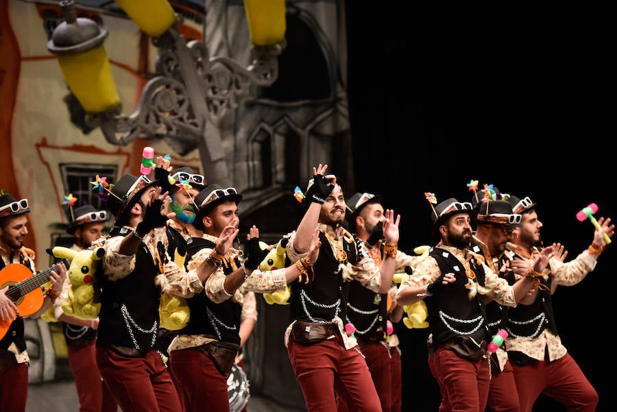 Los Chalaos han escogido un tipo muy arriesgado que no se entiende fácil ni engancha. Son locos que viven en el Casco Antiguo, al estilo de algunos personajes indigentes que hay en la ciudad