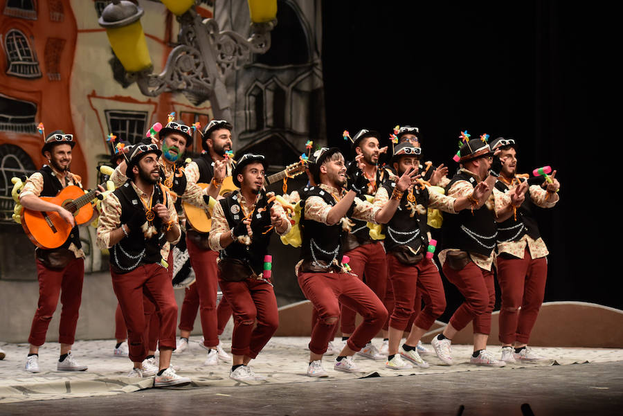 Los Chalaos han escogido un tipo muy arriesgado que no se entiende fácil ni engancha. Son locos que viven en el Casco Antiguo, al estilo de algunos personajes indigentes que hay en la ciudad
