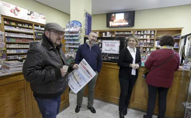 En el estanco de Camino Llano este martes no se hablaba de otra cosa. :: 