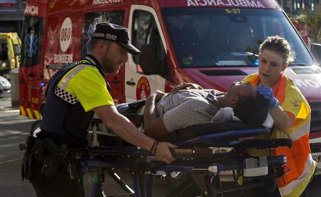 Un herido es evacuado tras el atentado en Las Ramblas de Barcelona.