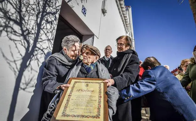 Su hija Antonia (82 años) atendió a todos los visitantes que acudieron a su casa para felicitarlo por su 113 cumpleaños.