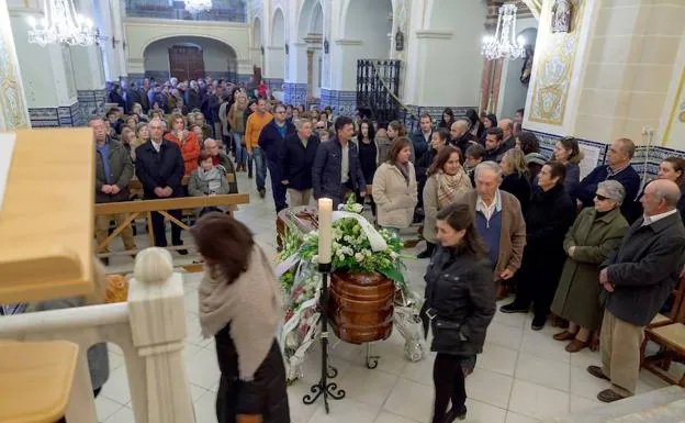 La ermita de la Virgen de los Milagros ha reunido a familia y amigos para despedir a 'Marchena'
