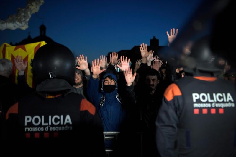 Un grupo de independentistas ha intentado derribar las vallas que protegen la puerta principal de acceso a la cámara catalana