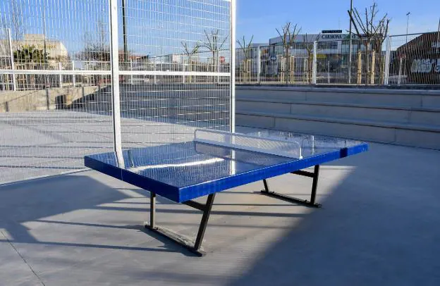 Una de las mesas de ping-pong, ya instalada. :: c. m.