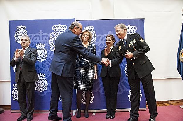 López Iglesias felicita a Togores en presencia de Fragoso, Herrera y Blanco-Morales. :: pakopí