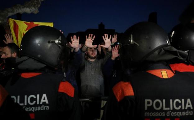 Los manifestantes, frente a los Mossos.