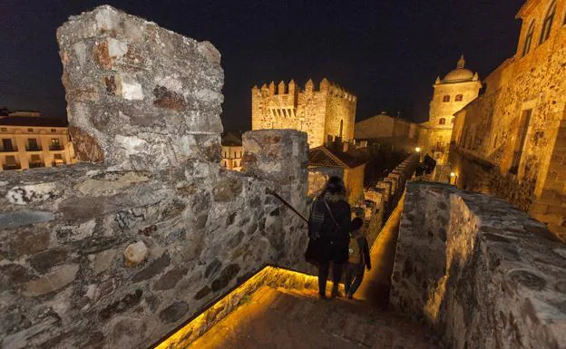 La nueva iluminación guía al turista por el tramo de muralla que une Bujaco con Púlpitos
