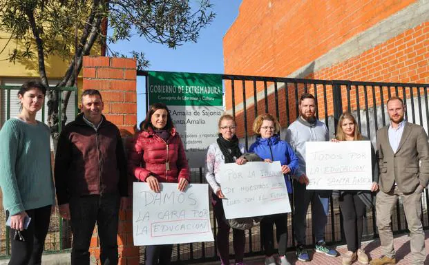 Algunas de las familias que rechazan el método, a las puertas del colegio Amalia de Sajonia. :: E. DOMEQUE