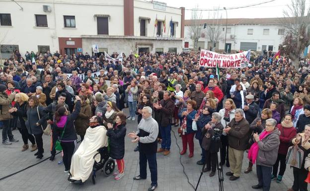 Imagen principal - Extremeños y manchegos cortan la N-430 para pedir una carretera segura