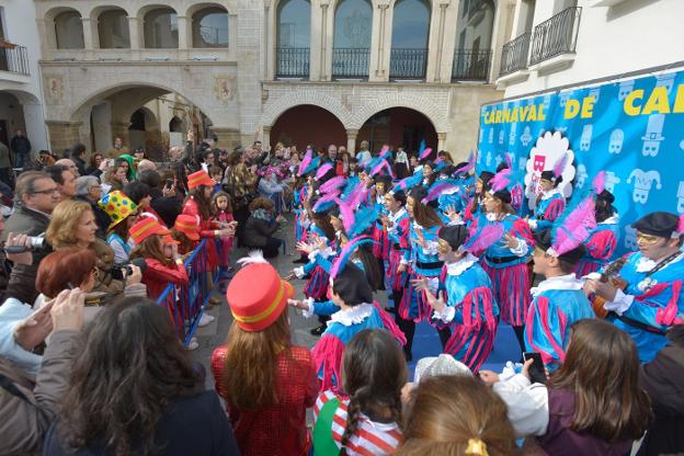 Actuación de una murga infantil en la calle. :: hoy