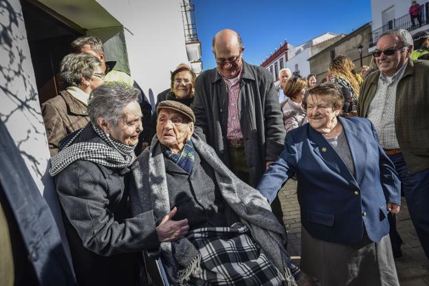 Francisco Núñez Olivera, fallecido el lunes en Bienvenida, con su hija el día de su 113 cumpleaños. :: HOY