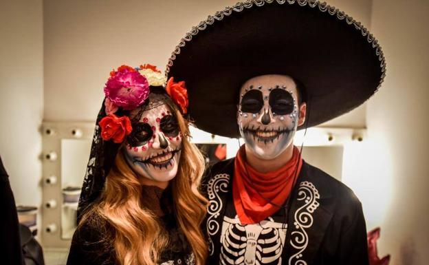 Los presentadores del concurso de murgas, Beatriz Castellano y Juan Ramón Rivera.. 