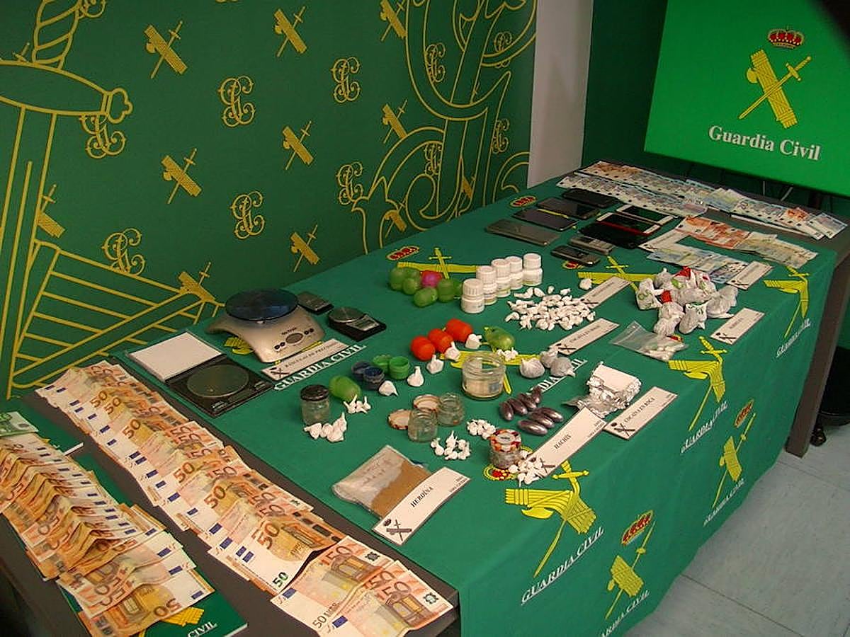 Se les imputan supuestos delitos de pertenencia a organización criminal, blanqueo de capitales y trata de seres humanos con fines de explotación sexual, así como la aprehensión de 154 dosis de heroína, 88 dosis de metanfetamina, 903 dosis de cocaína, 73,79 gramos de hachís, 104,58 gramos de marihuana, efectos relacionados con el tráfico de drogas, cinco básculas de precisión, 3.680 euros y dos vehículos.