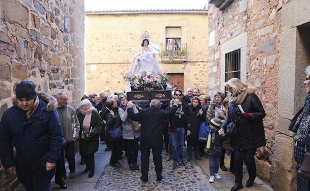 La Virgen de las Candelas, a su entrada en la calle Ancha de camino a San Mateo. 