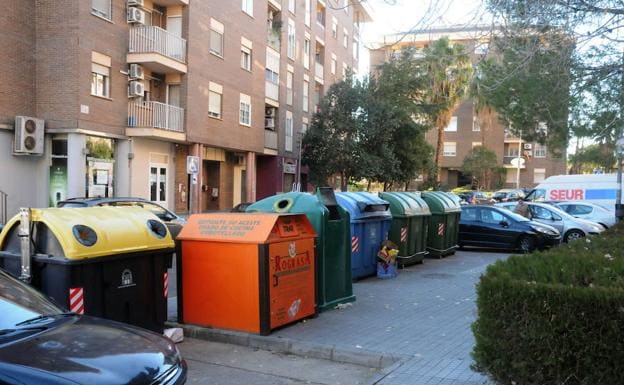 Contenedores en la calle Astorga de Mérida:: HOY