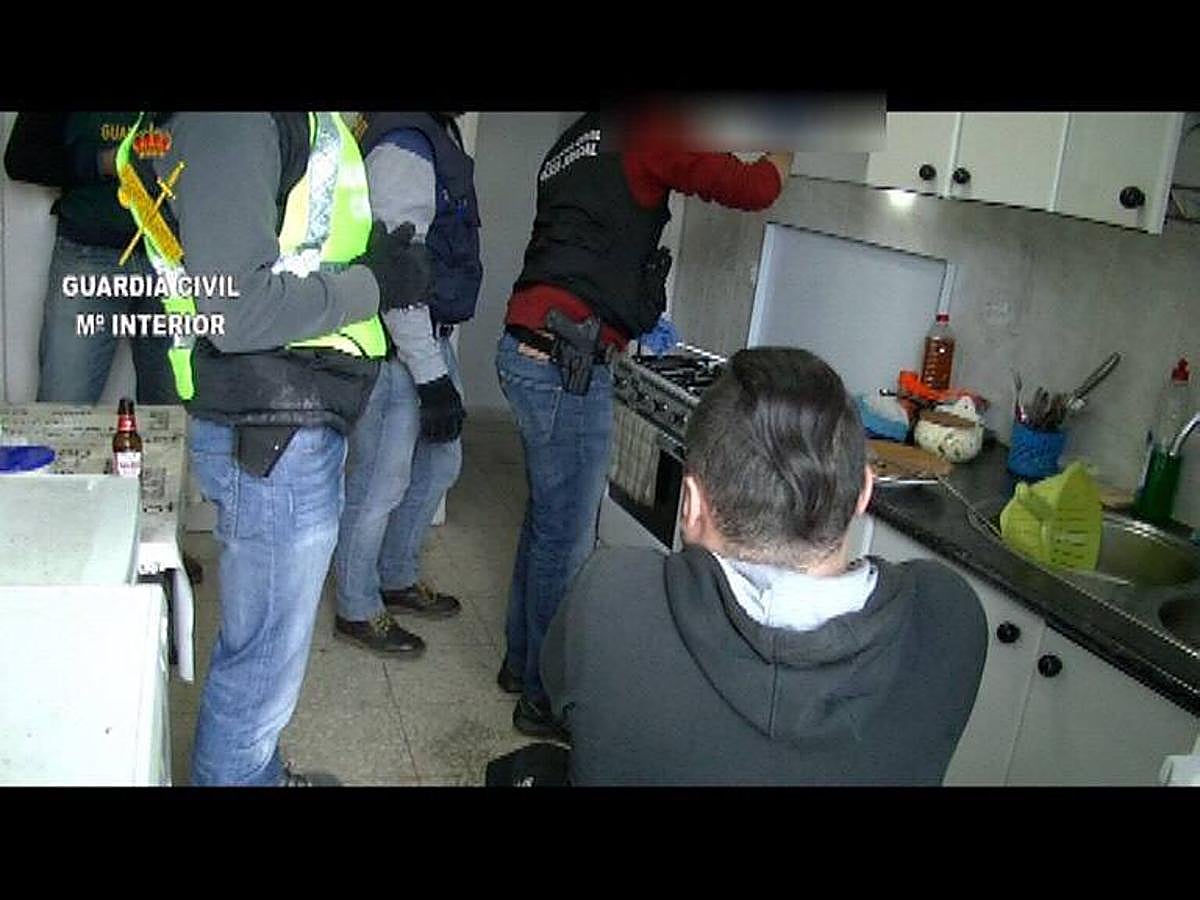 Se les imputan supuestos delitos de pertenencia a organización criminal, blanqueo de capitales y trata de seres humanos con fines de explotación sexual, así como la aprehensión de 154 dosis de heroína, 88 dosis de metanfetamina, 903 dosis de cocaína, 73,79 gramos de hachís, 104,58 gramos de marihuana, efectos relacionados con el tráfico de drogas, cinco básculas de precisión, 3.680 euros y dos vehículos.