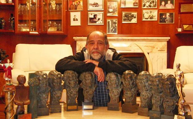 Reyes Abades con estatuillas de los Goya ganadas